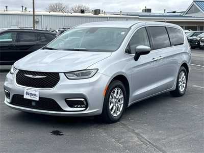 2023 Chrysler Pacifica, $23999. Photo 2