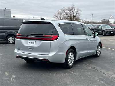 2023 Chrysler Pacifica, $23999. Photo 5