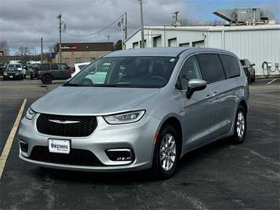 2023 Chrysler Pacifica, $23999. Photo 2