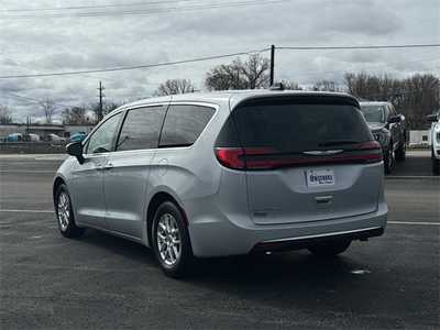 2023 Chrysler Pacifica, $23999. Photo 4