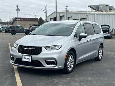 2023 Chrysler Pacifica, $23999. Photo 2