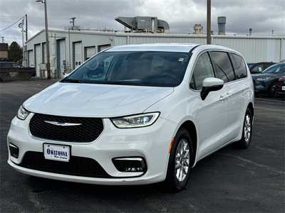 2023 Chrysler Pacifica, $23999. Photo 2