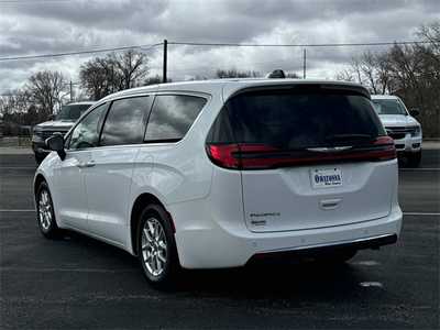 2023 Chrysler Pacifica, $23999. Photo 4