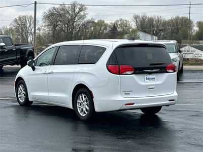 2023 Chrysler Voyager, $22999. Photo 4