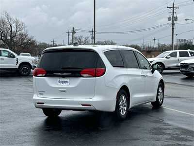 2023 Chrysler Voyager, $22999. Photo 5