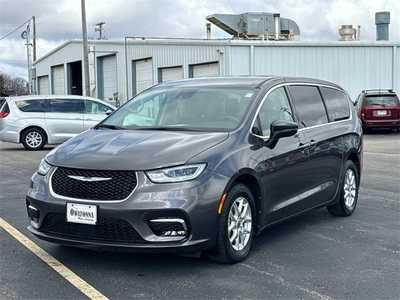 2023 Chrysler Pacifica, $23999. Photo 2