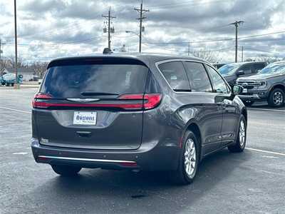 2023 Chrysler Pacifica, $23999. Photo 5
