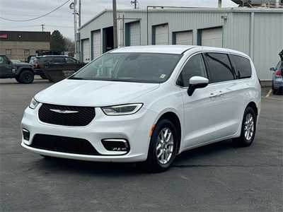 2023 Chrysler Pacifica, $23999. Photo 2