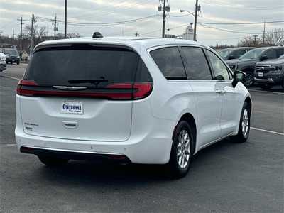 2023 Chrysler Pacifica, $23999. Photo 5