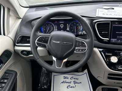 2023 Chrysler Pacifica, $23999. Photo 12