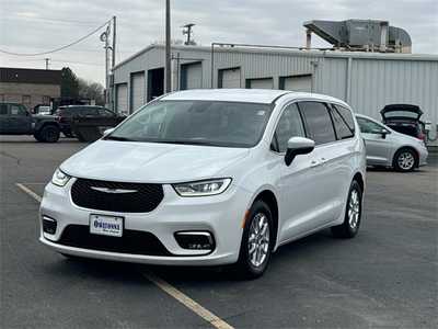 2023 Chrysler Pacifica, $23999. Photo 2