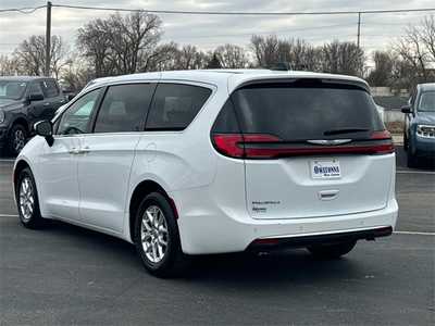 2023 Chrysler Pacifica, $23999. Photo 4