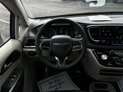 2023 Chrysler Pacifica, $23999. Photo 12
