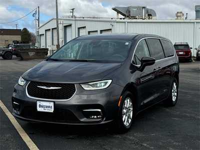 2023 Chrysler Pacifica, $23999. Photo 2