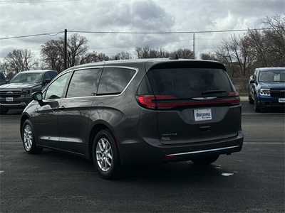 2023 Chrysler Pacifica, $23999. Photo 4
