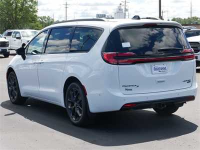 2025 Chrysler Pacifica, $51200. Photo 5