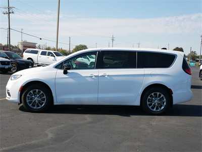2026 Chrysler Pacifica, $42999. Photo 4