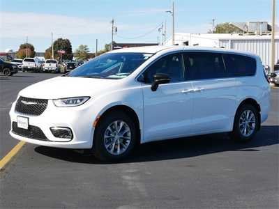 2026 Chrysler Pacifica, $46430. Photo 3