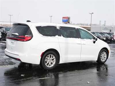 2024 Chrysler Pacifica, $28999. Photo 2