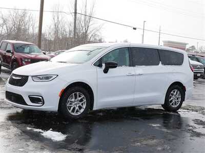 2024 Chrysler Pacifica, $28999. Photo 3