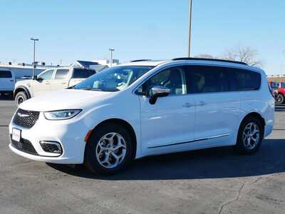 2023 Chrysler Pacifica, $26999. Photo 2