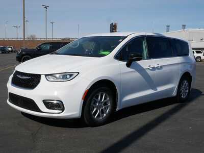 2024 Chrysler Pacifica, $26999. Photo 2
