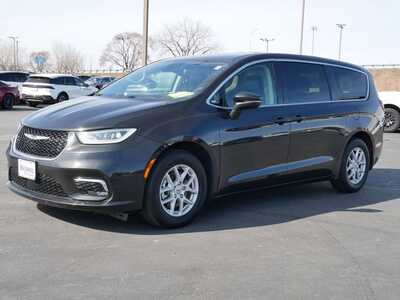 2023 Chrysler Pacifica, $23899. Photo 2
