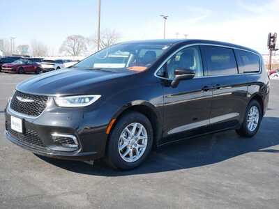 2023 Chrysler Pacifica, $23899. Photo 2