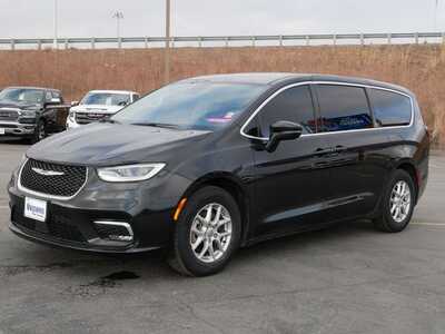 2023 Chrysler Pacifica, $23899. Photo 2