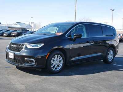 2023 Chrysler Pacifica, $23899. Photo 2