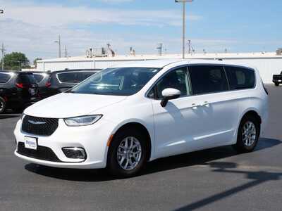 2023 Chrysler Pacifica, $22999. Photo 2