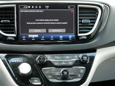 2023 Chrysler Pacifica, $23999. Photo 10