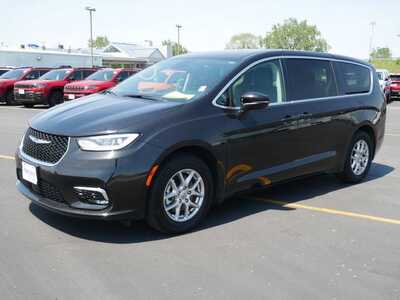 2023 Chrysler Pacifica, $23999. Photo 2