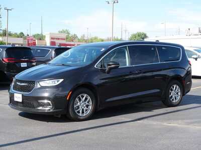 2023 Chrysler Pacifica, $24999. Photo 2