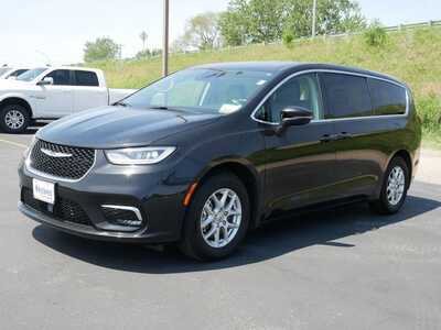 2023 Chrysler Pacifica, $23999. Photo 2