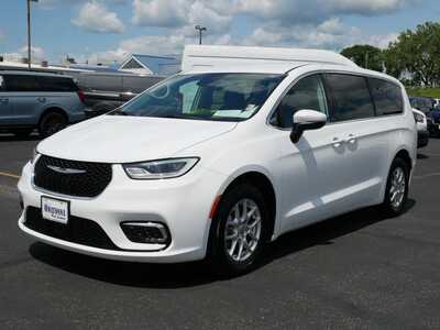 2023 Chrysler Pacifica, $20999. Photo 2