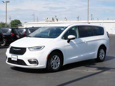 2023 Chrysler Pacifica, $24499. Photo 2