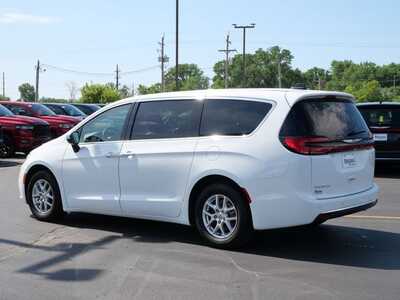 2023 Chrysler Pacifica, $24499. Photo 3