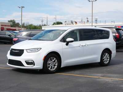 2023 Chrysler Pacifica, $23999. Photo 2