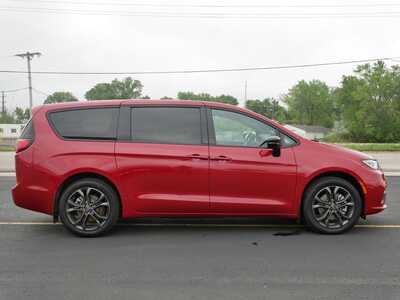 2026 Chrysler Pacifica, $42999. Photo 8