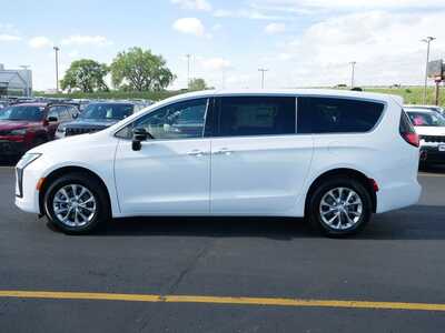 2027 Chrysler Pacifica, $50277. Photo 4