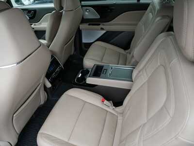 2021 Lincoln Aviator, $30999. Photo 8