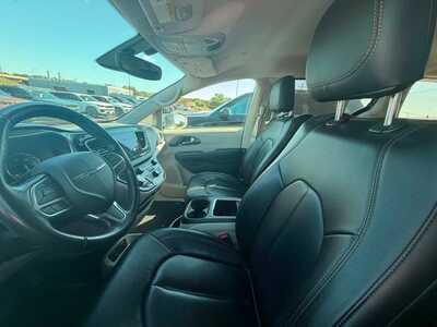 2020 Chrysler Pacifica, $21498. Photo 12