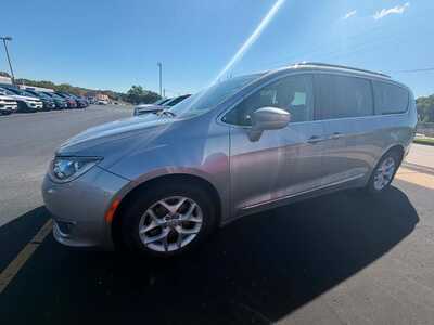 2020 Chrysler Pacifica, $21498. Photo 2