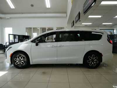 2027 Chrysler Pacifica, $48485. Photo 4