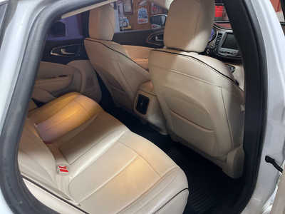 2015 Chrysler 200, $10995. Photo 12