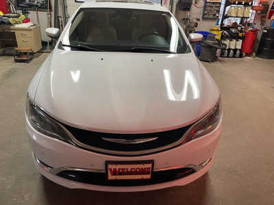 2015 Chrysler 200, $10995. Photo 3