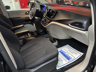 2017 Chrysler Pacifica, $10900. Photo 11