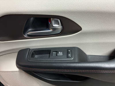 2017 Chrysler Pacifica, $10900. Photo 12