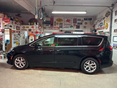 2017 Chrysler Pacifica, $10900. Photo 2